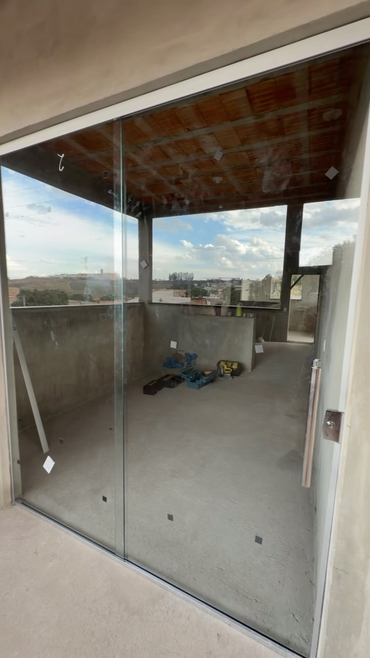 Porta de vidro de correr em terraço com vista da cidade